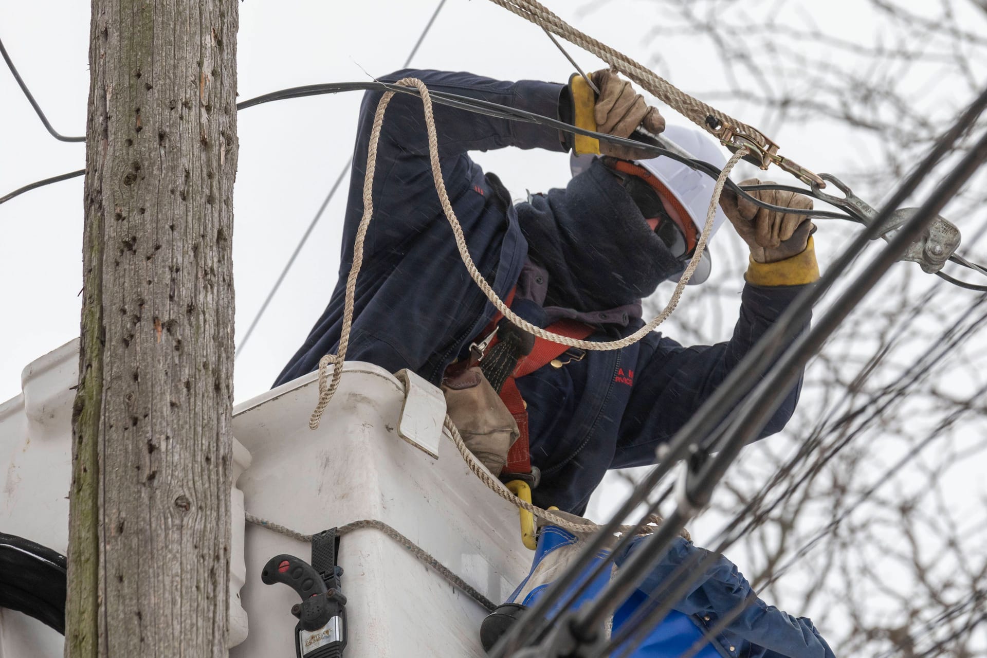 Detroit in Michigan: Ein Mann repariert die Stromleitungen. Zeitweise waren 1,6 Millionen Menschen an Heiligabend ohne Strom.