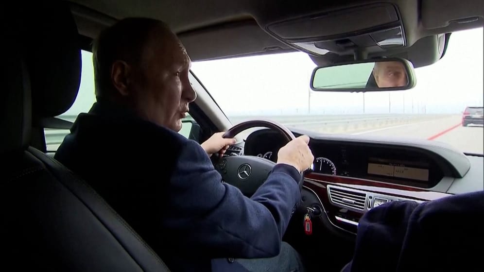 Im Mercedes über die Krim-Brücke: Putin fuhr bei seinem Besuch selbst.