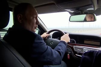Im Mercedes über die Krim-Brücke: Putin fuhr bei seinem Besuch selbst.