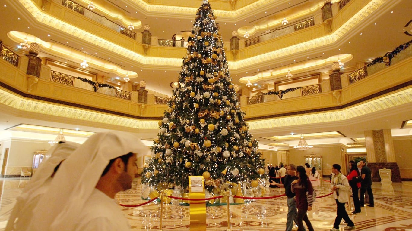 Weihnachtsbaum vor dem Luxushotel Emirates Palace in Abu Dhabi: Mehr als elf Millionen Dollar kostete 2010 die Dekoration der glitzernden Riesentanne.