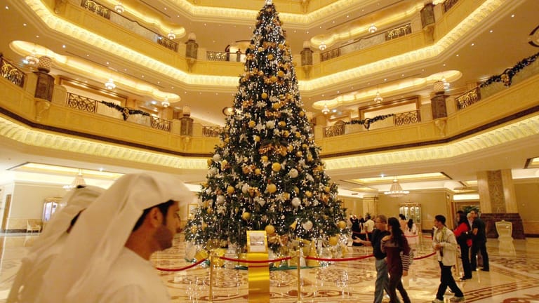Weihnachtsbaum vor dem Luxushotel Emirates Palace in Abu Dhabi: Mehr als elf Millionen Dollar kostete 2010 die Dekoration der glitzernden Riesentanne.