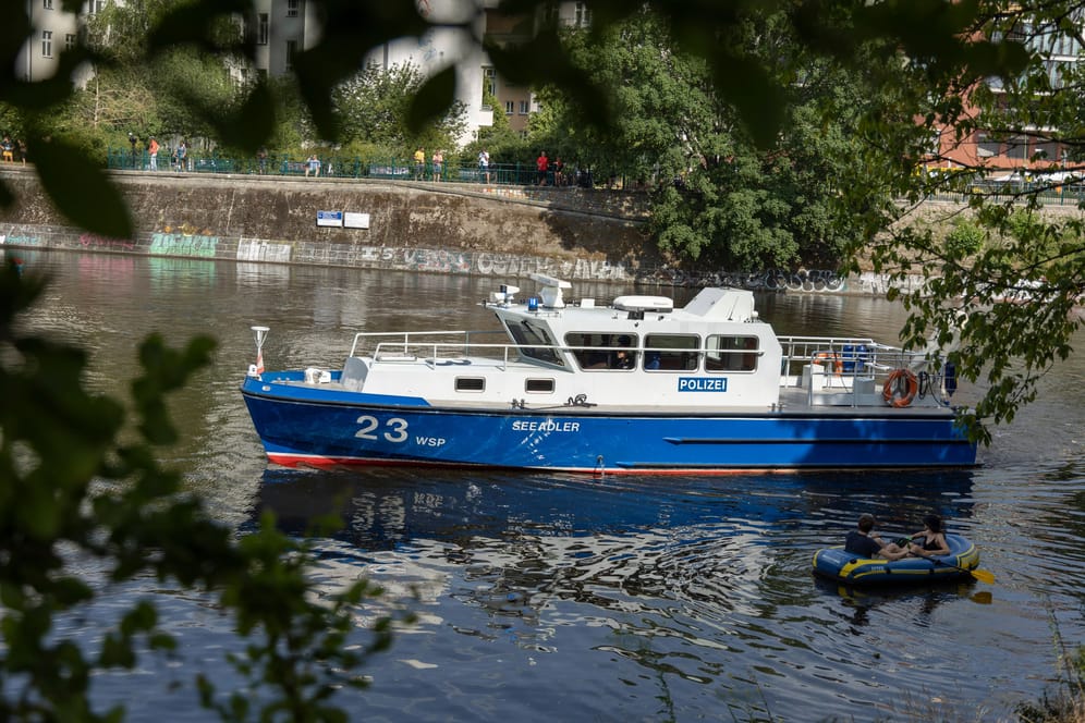 Ein Polizeiboot auf dem Landwehrkanal: Die Beamten bitten um Hinweise bei der Identifizierung einer toten Person.