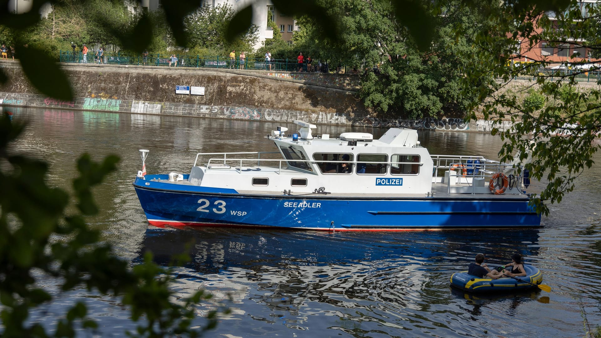 Ein Polizeiboot auf dem Landwehrkanal: Die Beamten bitten um Hinweise bei der Identifizierung einer toten Person. Ein Polizeiboot auf dem Landwehrkanal: Die Beamten bitten um Hinweise bei der Identifizierung einer toten Person.