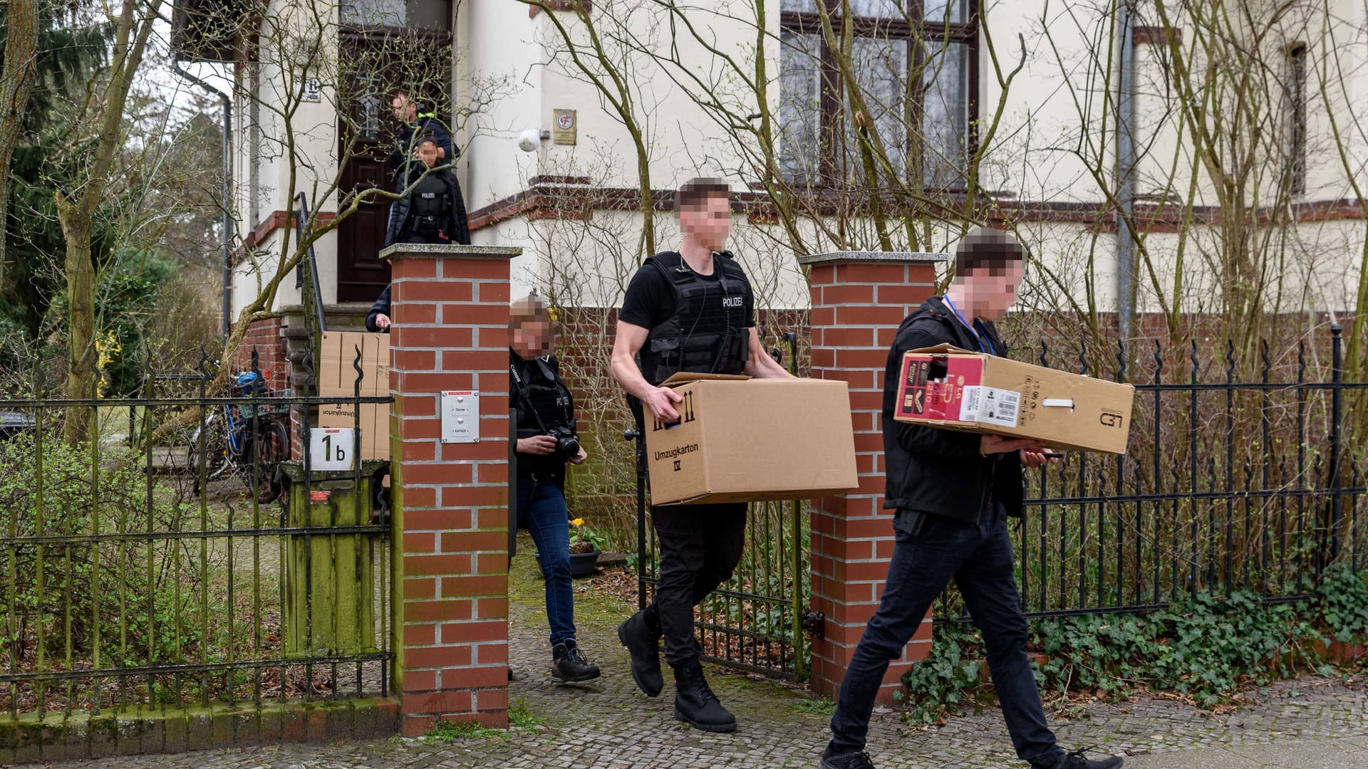 Die Razzia gegen die "Reichsbürger"-Bewegung fand in zehn Bundesländern stat. Auch in Österreich schlugen die Fahnder zu.