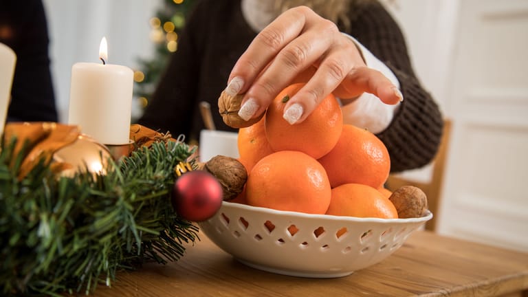 Die Mischung machts: Wer immer mal wieder das Plätzchen durch eine Mandarine oder Nüsse ersetzt, tut in der Adventszeit Gutes für den Körper.