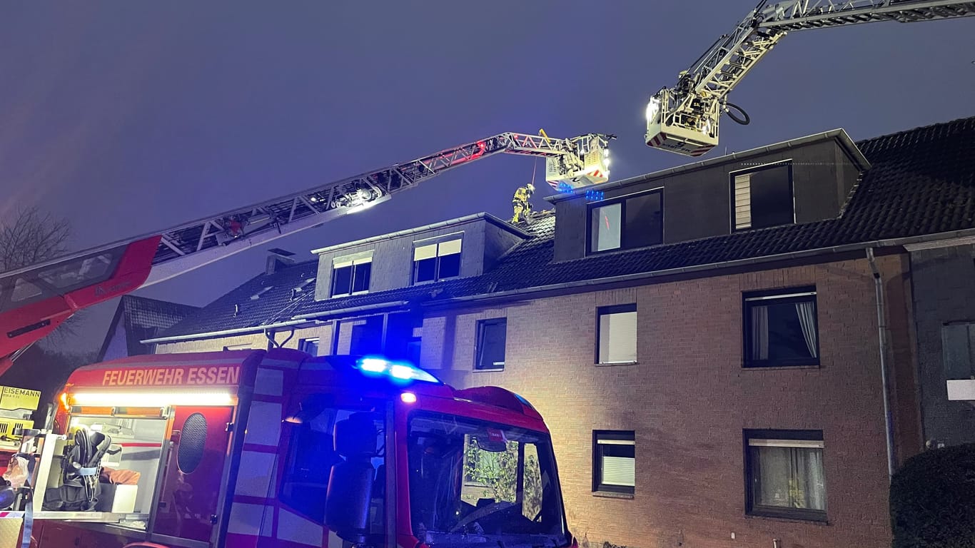 Feuerwehreinsatz in Essen-Borbeck: Ein junger Fußballer wurde bei dem Feuer verletzt.