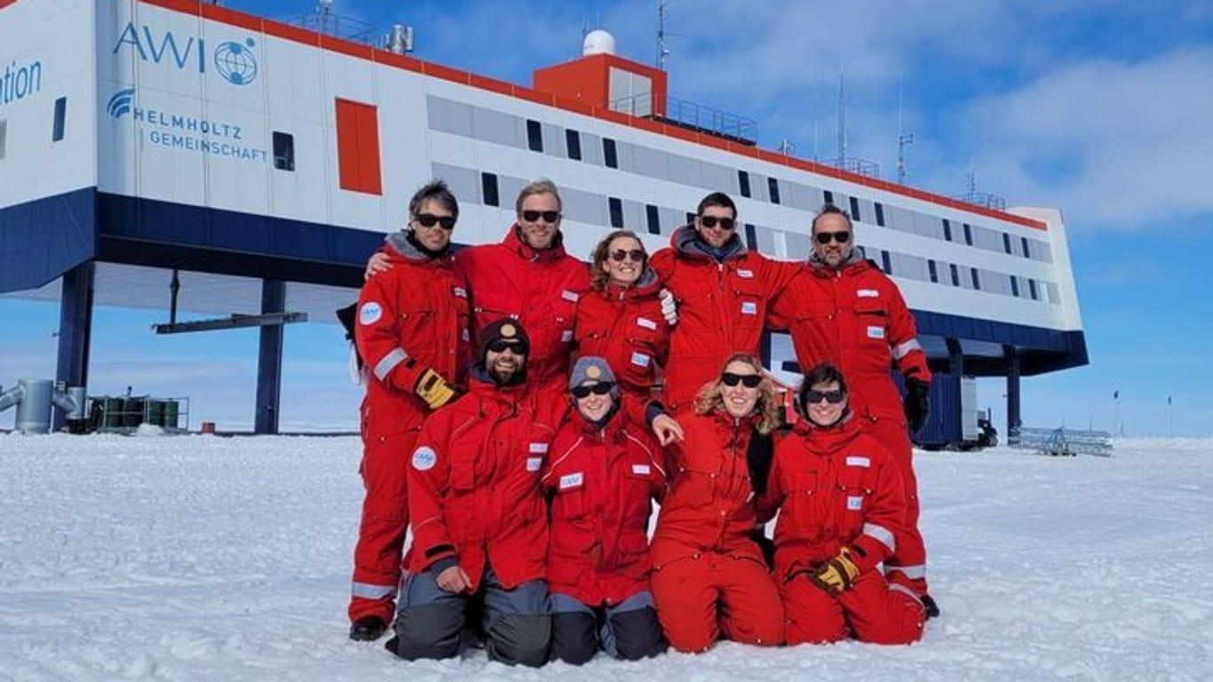 Das neunköpfige Überwinterungsteam posiert vor der Forschungsstation Neumayer III in der Antarktis (Archivbild): Die Crew hat sich zur Festzeit sogar Plastiktannenbäume besorgt.