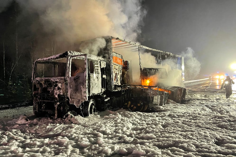 Ein Lastwagen vollbeladen mit Päckchen hat auf der A9 in Oberfranken plötzlich Feuer gefangen.