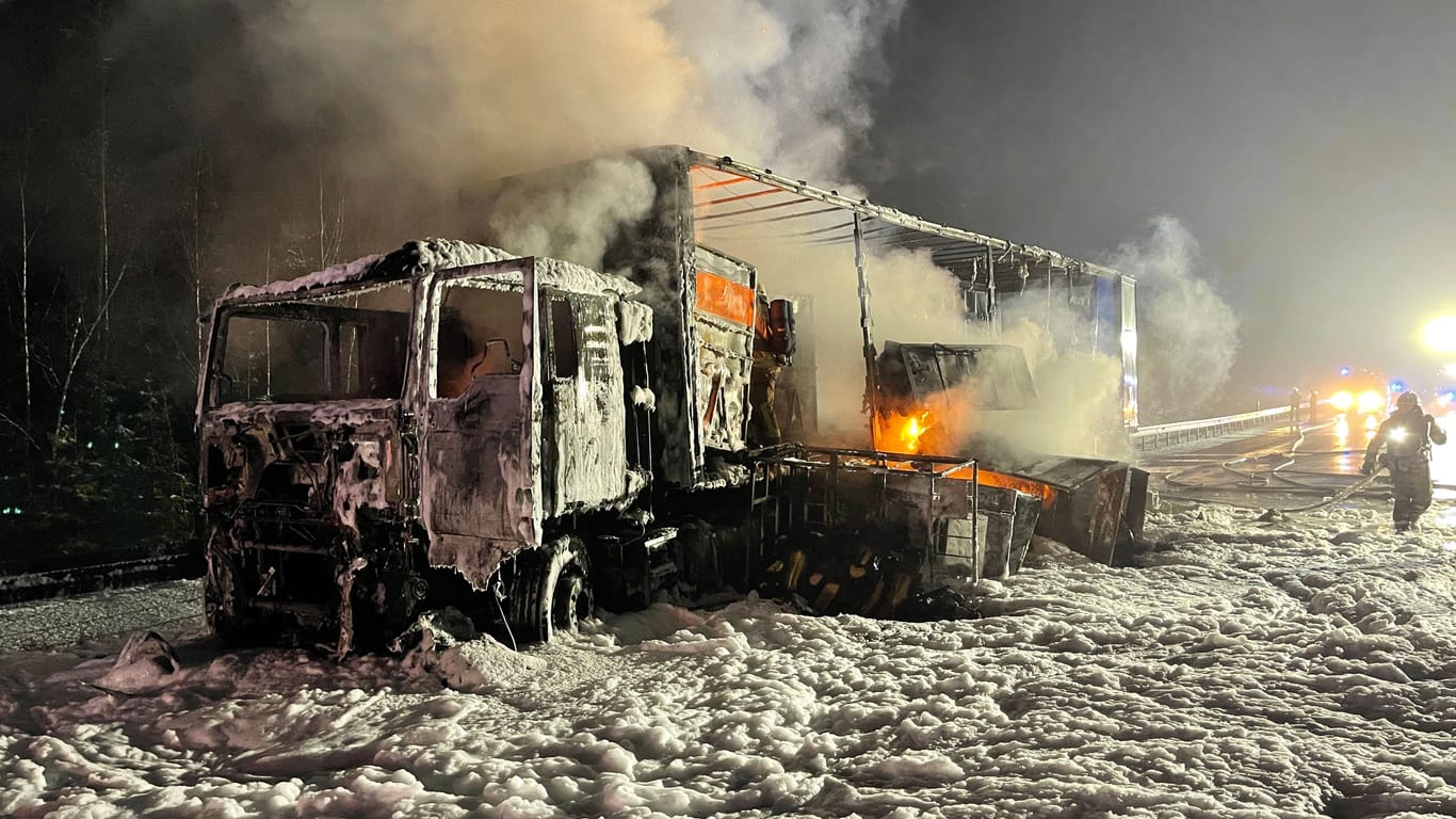 Ein Lastwagen vollbeladen mit Päckchen hat auf der A9 in Oberfranken plötzlich Feuer gefangen.