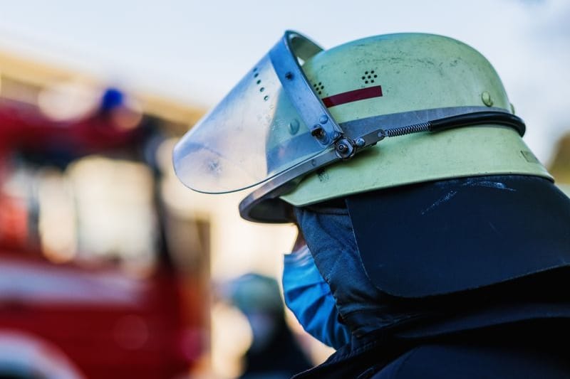 Ein Feuerwehrmann mit Helm und Maske (Symbolfoto): Die Polizei lobte das Mädchen für ihre vorbildliches Verhalten.