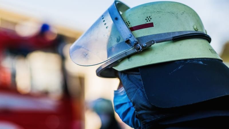 Ein Feuerwehrmann mit Helm und Maske (Symbolfoto): Die Polizei lobte das Mädchen für ihre vorbildliches Verhalten.