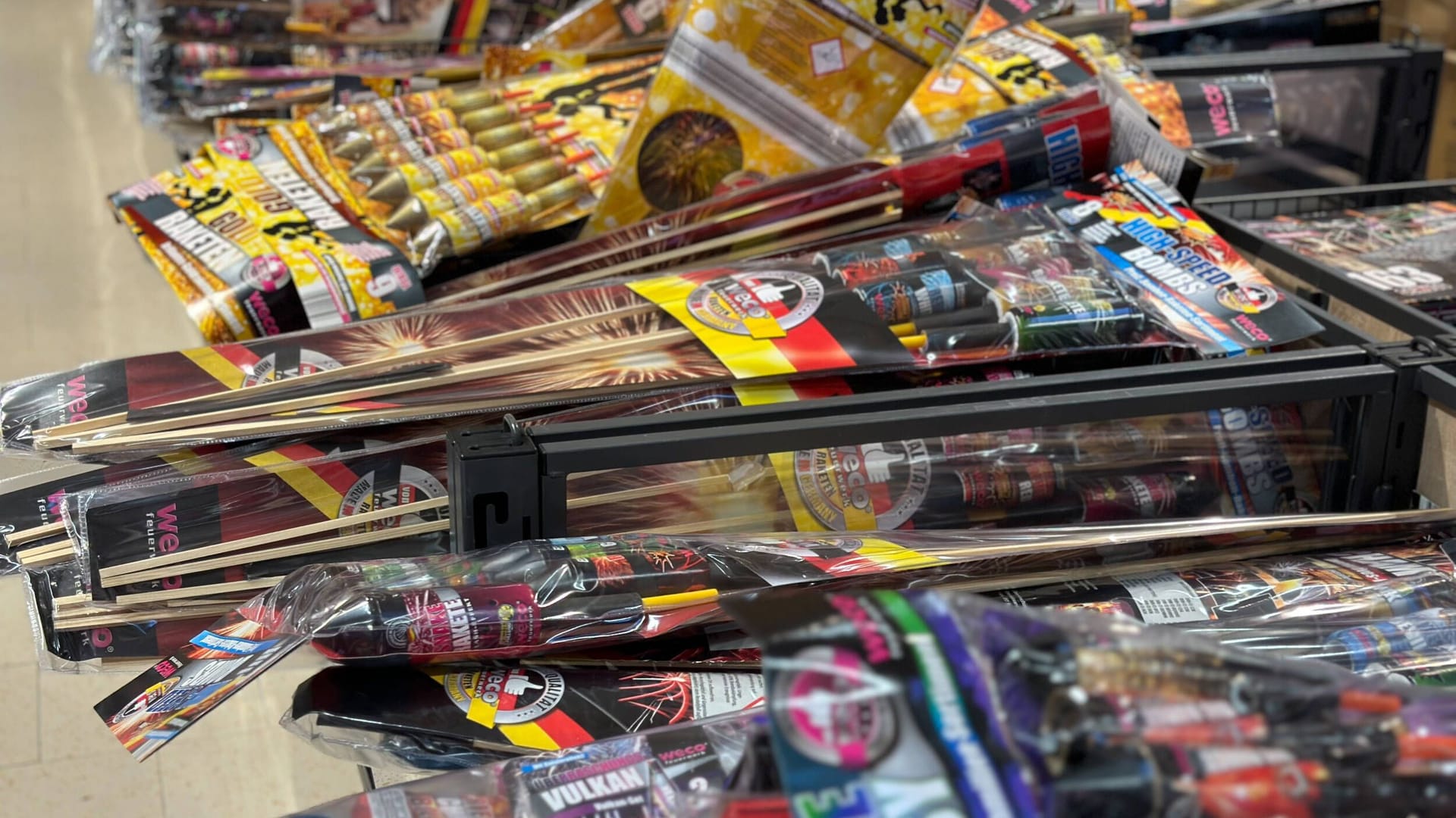 Feuerwerk: Nach zwei eher ruhigen Silvesternächten startet der Feuerwerksverkauf wieder. Feuerwerk: Nach zwei eher ruhigen Silvesternächten startet der Feuerwerksverkauf wieder.