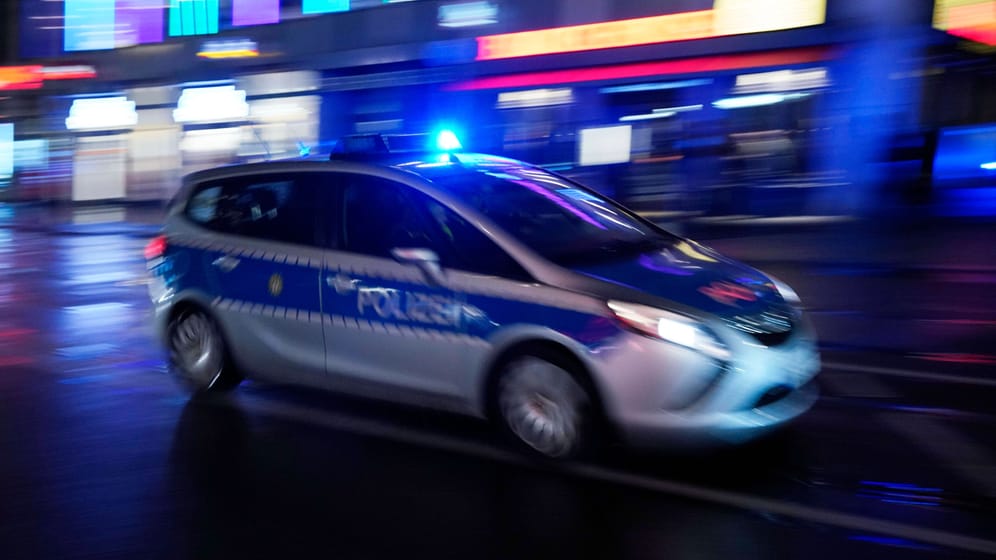 Ein Polizeiauto mit Blaulicht (Archivbild): In Braunschweig ist ein Kind sexuell missbraucht worden.