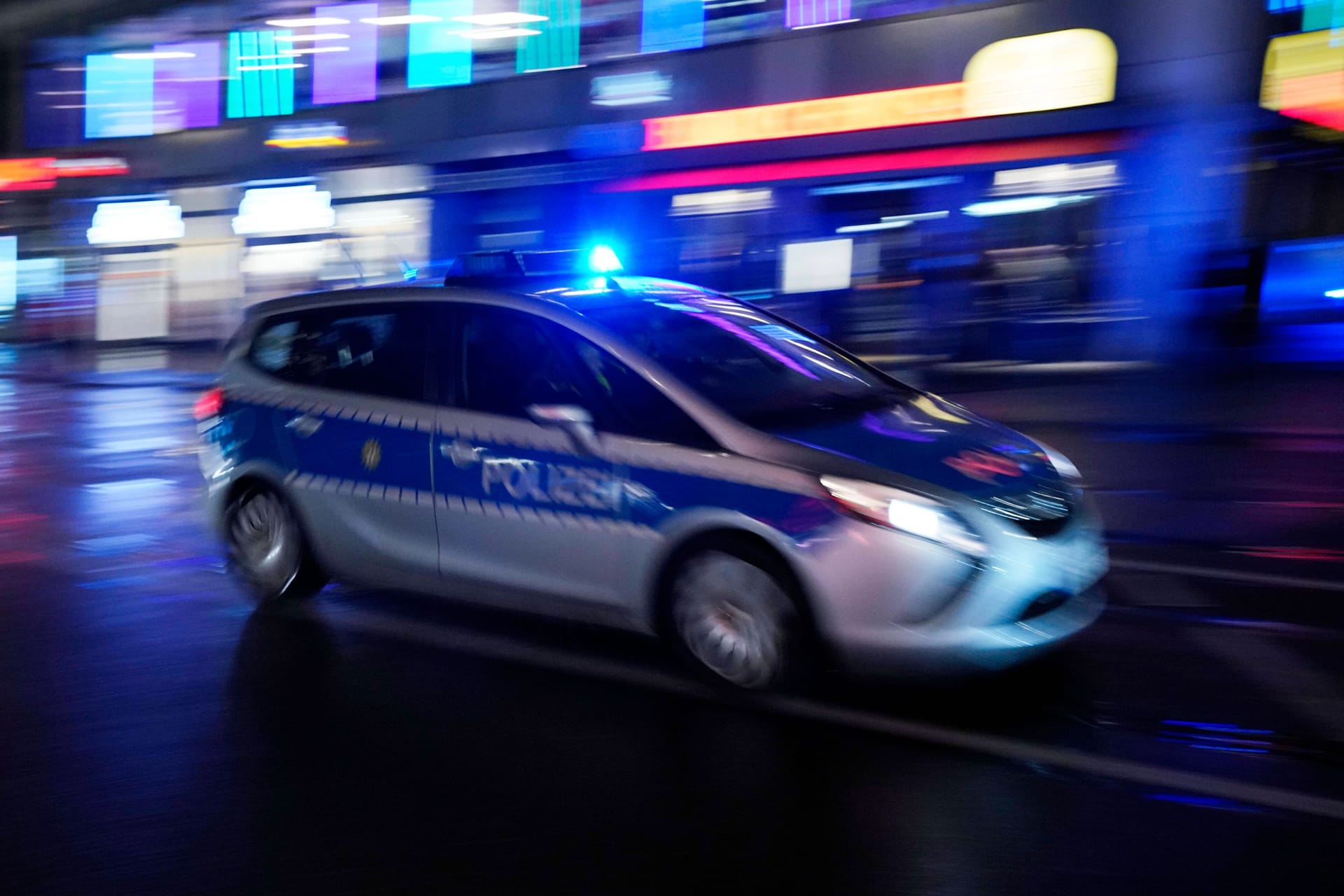 Ein Polizeiauto mit Blaulicht (Archivbild): In Braunschweig ist ein Kind sexuell missbraucht worden.