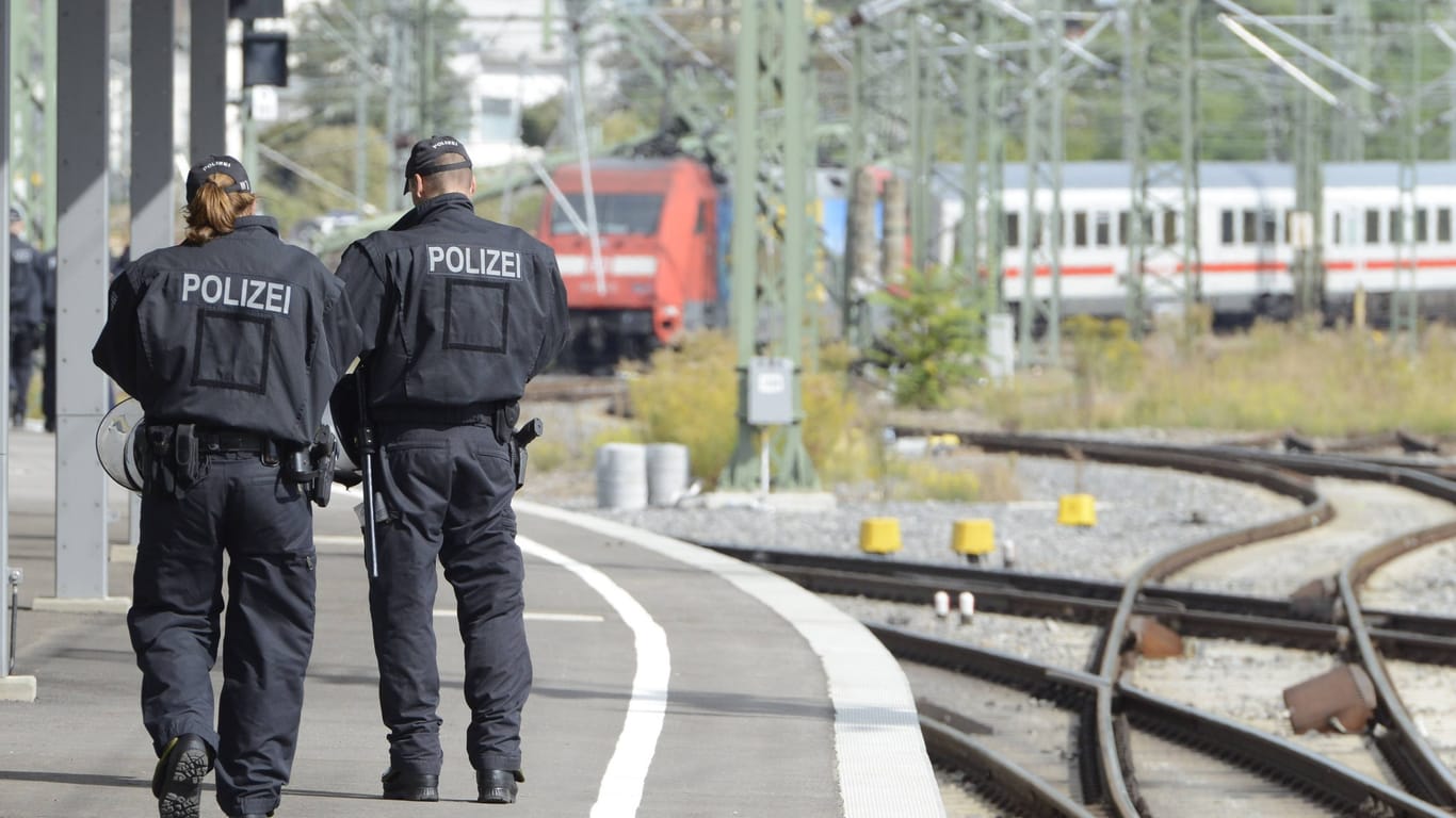 Beamte der Bundespolizei stehen auf einem Bahnsteig (Symbolbild): Ein Mann rief Einsatzkräfte bei Hamburg auf den Plan.