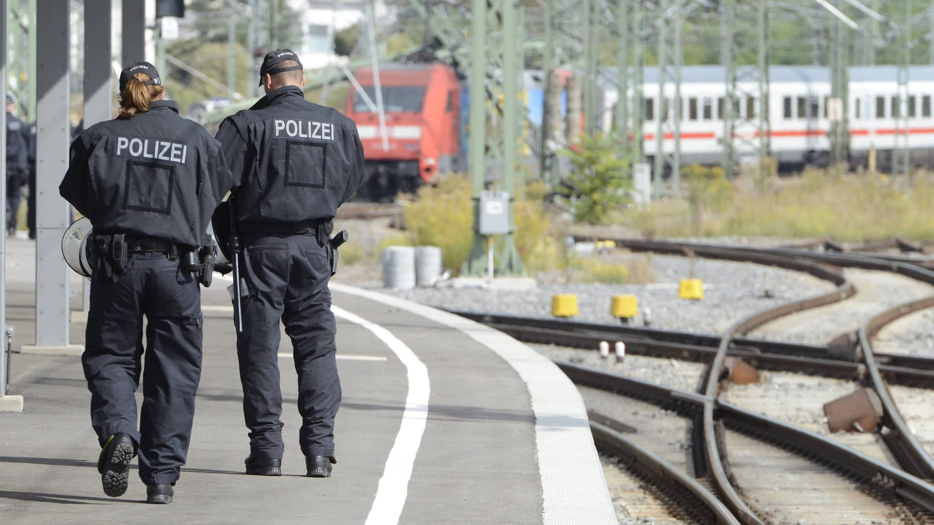 Beamte der Bundespolizei stehen auf einem Bahnsteig (Symbolbild): Ein Mann rief Einsatzkräfte bei Hamburg auf den Plan. Beamte der Bundespolizei stehen auf einem Bahnsteig (Symbolbild): Ein Mann rief Einsatzkräfte bei Hamburg auf den Plan.