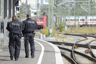 Beamte der Bundespolizei stehen auf einem Bahnsteig (Symbolbild): Ein Mann rief Einsatzkräfte bei Hamburg auf den Plan.