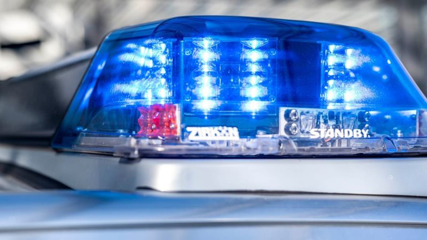 Ein Blaulicht leuchtet auf dem Dach eines Polizeiwagens (Symbolfoto): Sieben Autohäuser waren betroffen.
