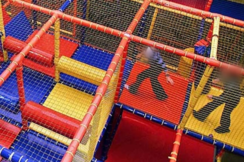 Kinder rennen in einem Spielgehege herum: In Duisburg haben sich Eltern in einem Spielepark eine Schlägerei geliefert.