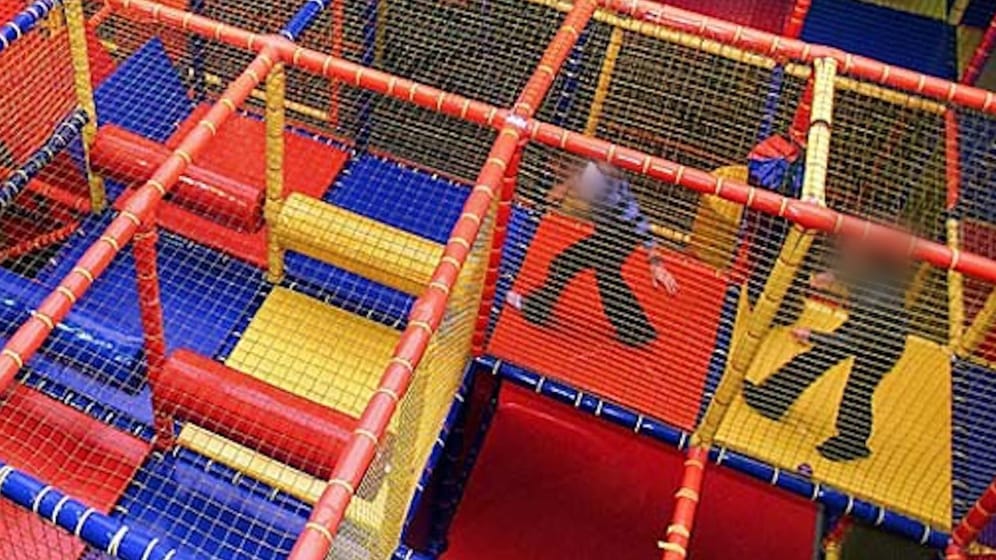 Kinder rennen in einem Spielgehege herum: In Duisburg haben sich Eltern in einem Spielepark eine Schlägerei geliefert.