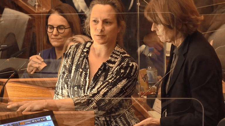 Nicolin Gabrysch, Ratsfrau der Klimafreunde, klebt am Rednerpult im Kölner Stadtrat. Oberbürgermeisterin Henriette Reker (parteilos) sucht das Gespräch.