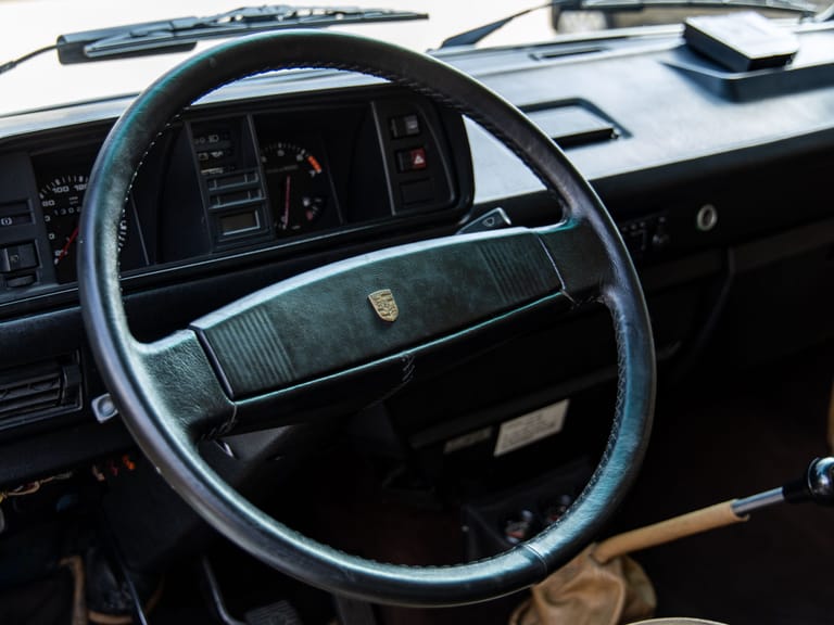 Auch im Innenraum wurde der VW zum Porsche - samt passendem Logo auf dem Lenkrad.