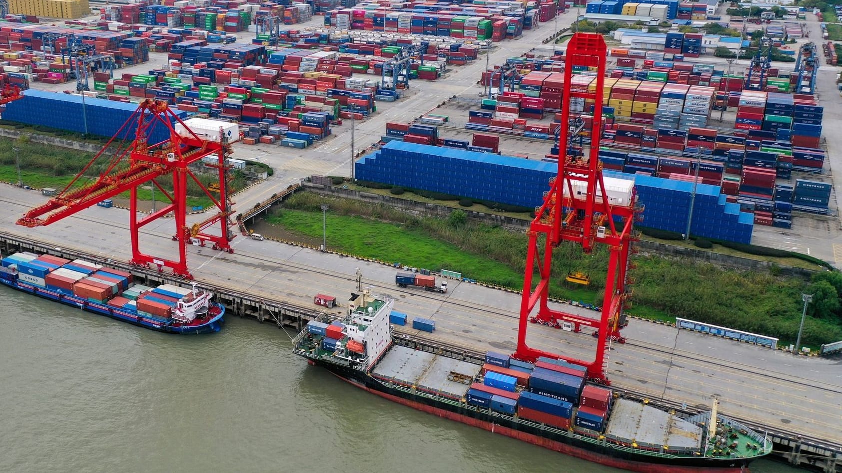 Containerschiffe im Hafen von Nanjing: Der Außenhandel entwickelt sich noch schlechter als zu Beginn der Pandemie im Mai 2020. Containerschiffe im Hafen von Nanjing: Der Außenhandel entwickelt sich noch schlechter als zu Beginn der Pandemie im Mai 2020.