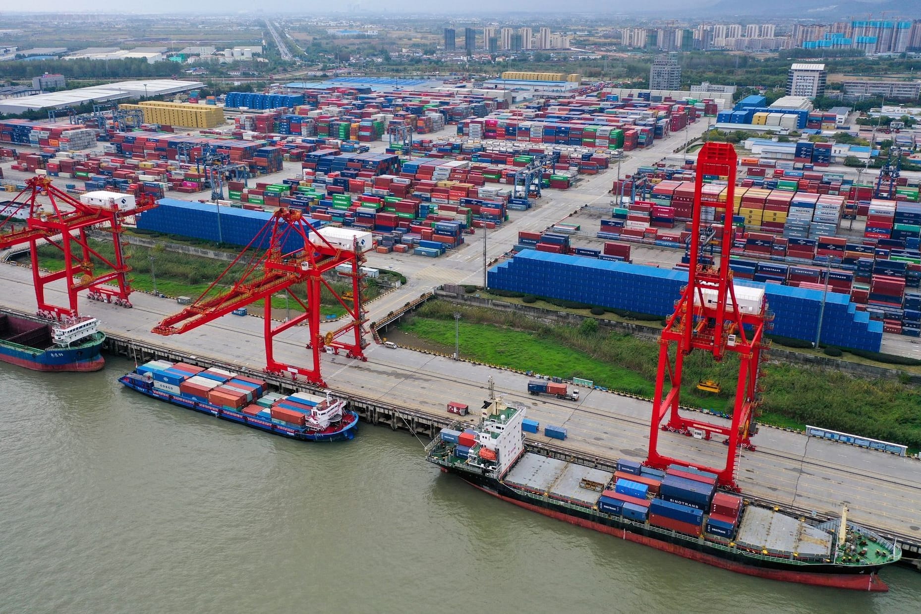 Containerschiffe im Hafen von Nanjing: Der Außenhandel entwickelt sich noch schlechter als zu Beginn der Pandemie im Mai 2020.