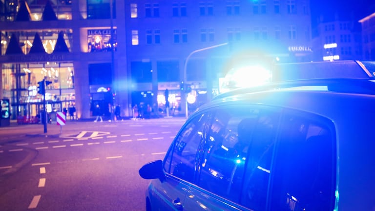 Polizei mit Blaulicht im Einsatz (Symbolfoto):Fünf Beamten wurden bei den Angriffen verletzt.