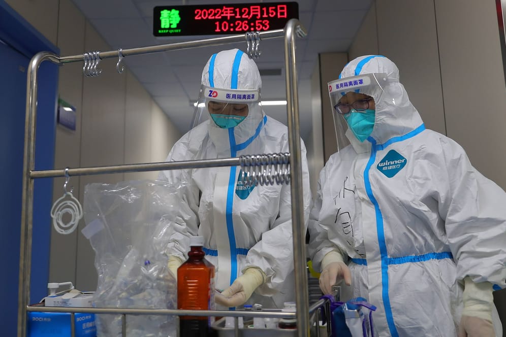 Pflegekräfte in einer Fieberklinik in Shengjing: Die chinesischen Behörden verschweigen vermutlich die wahren Infektionszahlen in der aktuellen Corona-Welle.