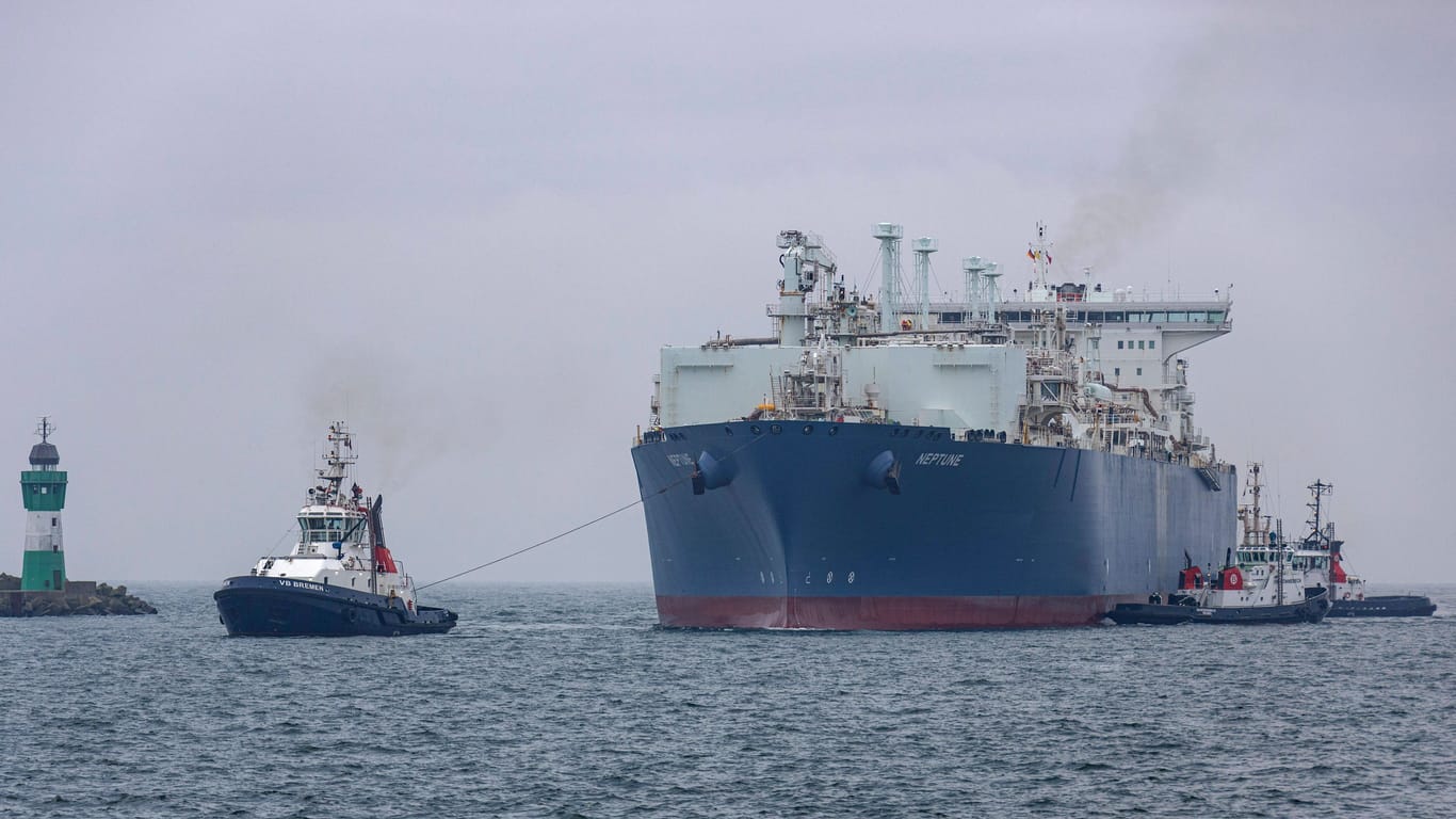 Das LNG-Spezialschiff Neptune fährt in den Hafen Mukran auf der Insel Rügen ein: Schiffe, die Flüssigerdgas transportieren, sollen in wenigen Jahren auch in Stade bei Hamburg andocken können.