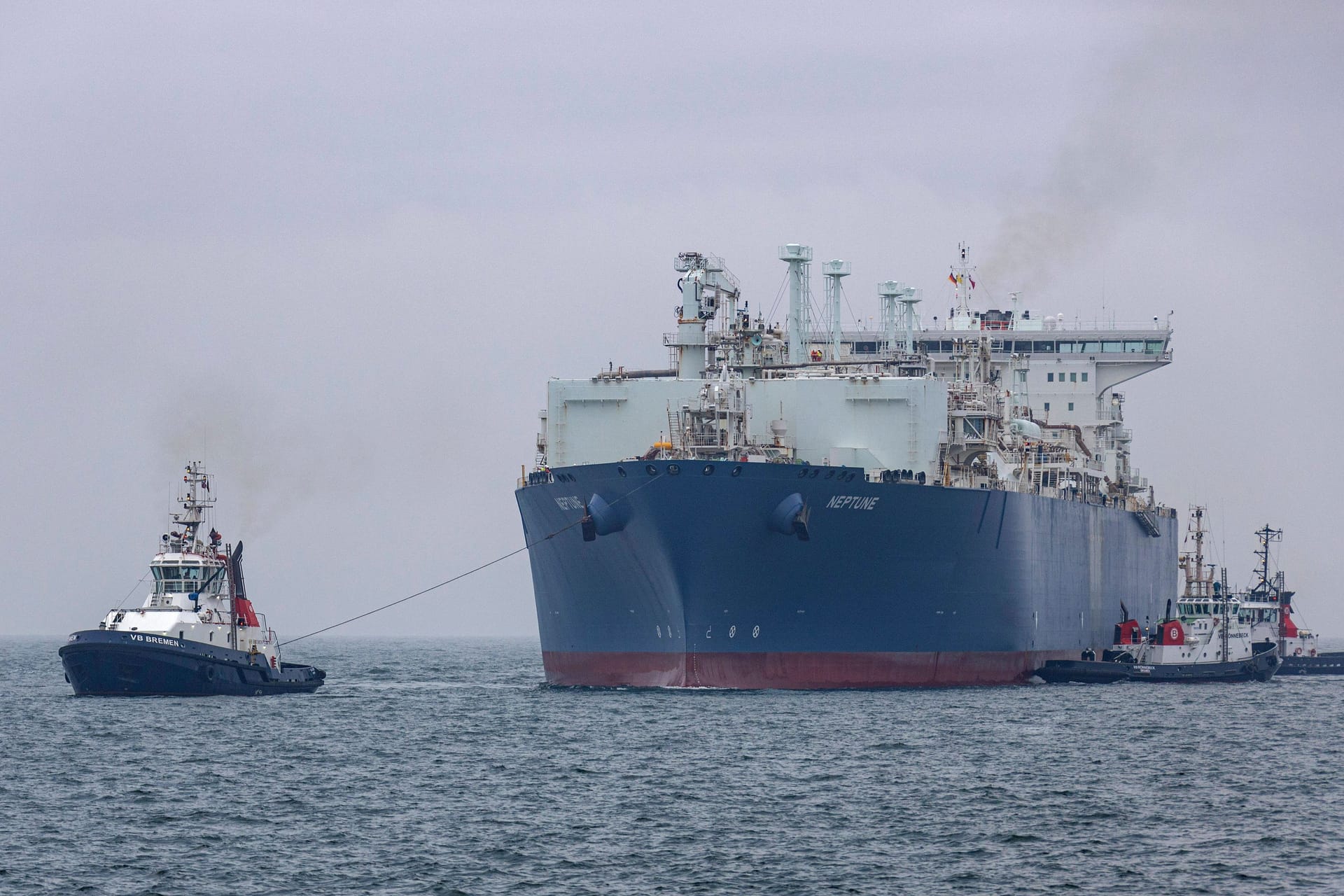 Das LNG-Spezialschiff Neptune fährt in den Hafen Mukran auf der Insel Rügen ein: Schiffe, die Flüssigerdgas transportieren, sollen in wenigen Jahren auch in Stade bei Hamburg andocken können.