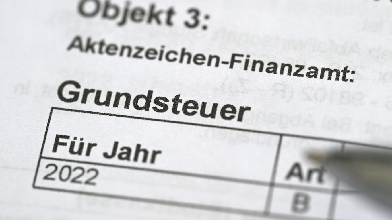 Grundsteuerbescheid (Symbolbild): Noch immer haben Millionen Eigentümer keine Grundsteuererklärung beim Finanzamt abgegeben.