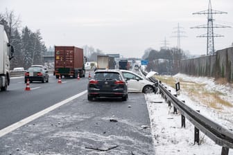 In Nürnberg waren die Straßen am Montagmorgen spiegelglatt. Es kam zu vielen Unfällen auf den Autobahnen - wie hier auf der A9 bei Lauf an der Pegnitz mit einer leicht Verletzten.