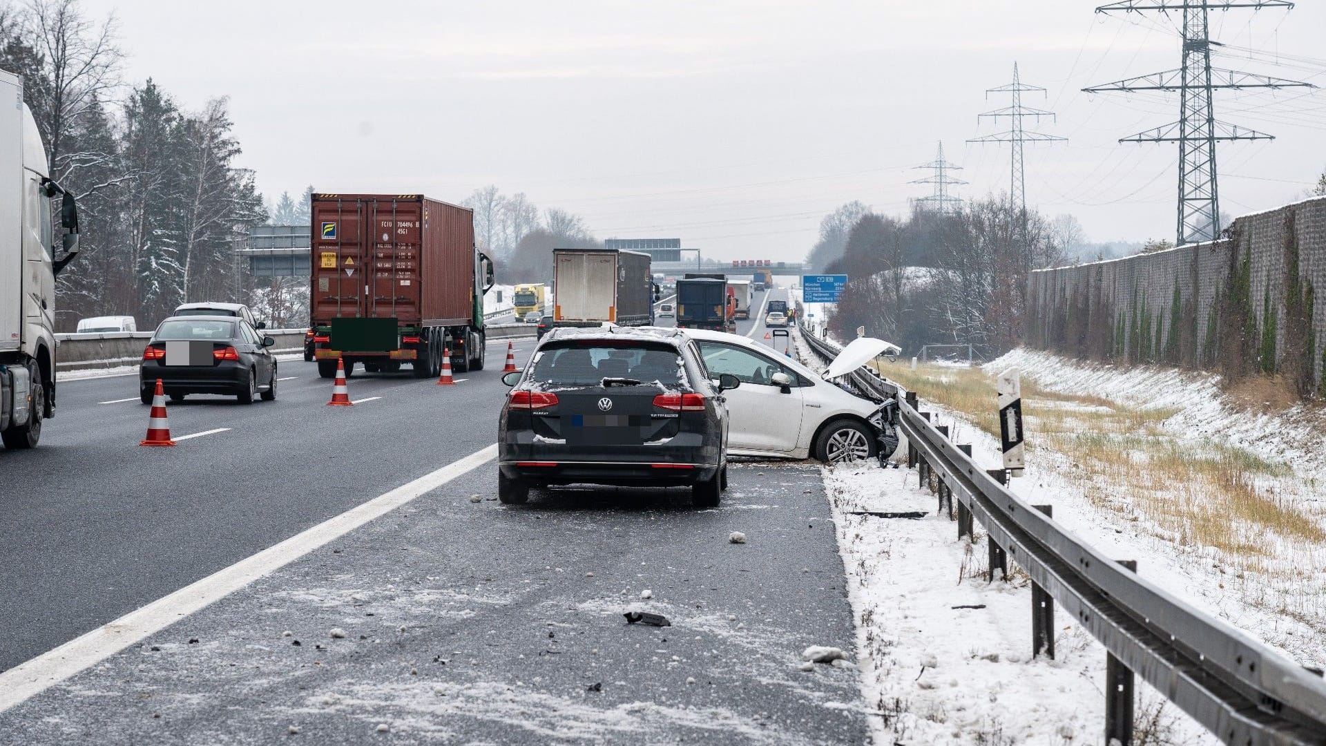 In Nürnberg waren die Straßen am Montagmorgen spiegelglatt. Es kam zu vielen Unfällen auf den Autobahnen - wie hier auf der A9 bei Lauf an der Pegnitz mit einer leicht Verletzten.