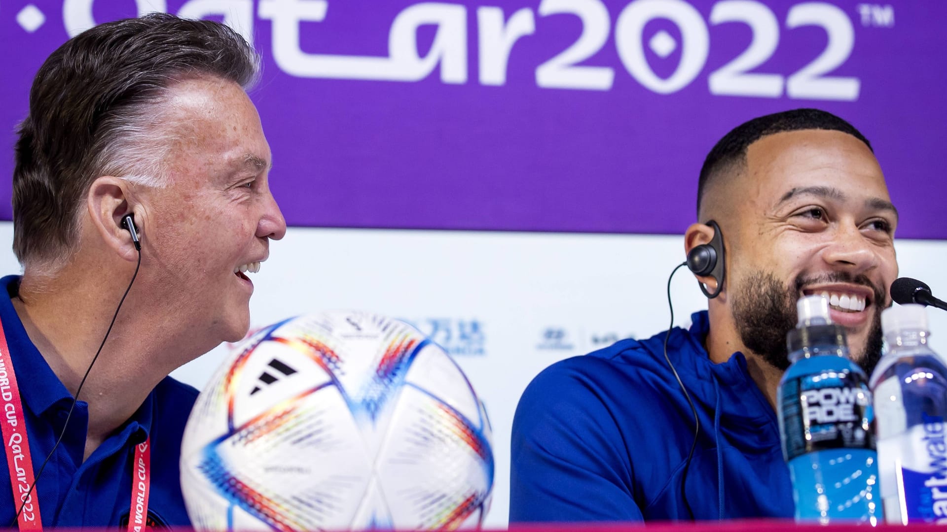 Louis van Gaal (l.) neben Spieler Memphis Depay: Der niederländische Trainer war auf der Pressekonferenz gut gelaunt.