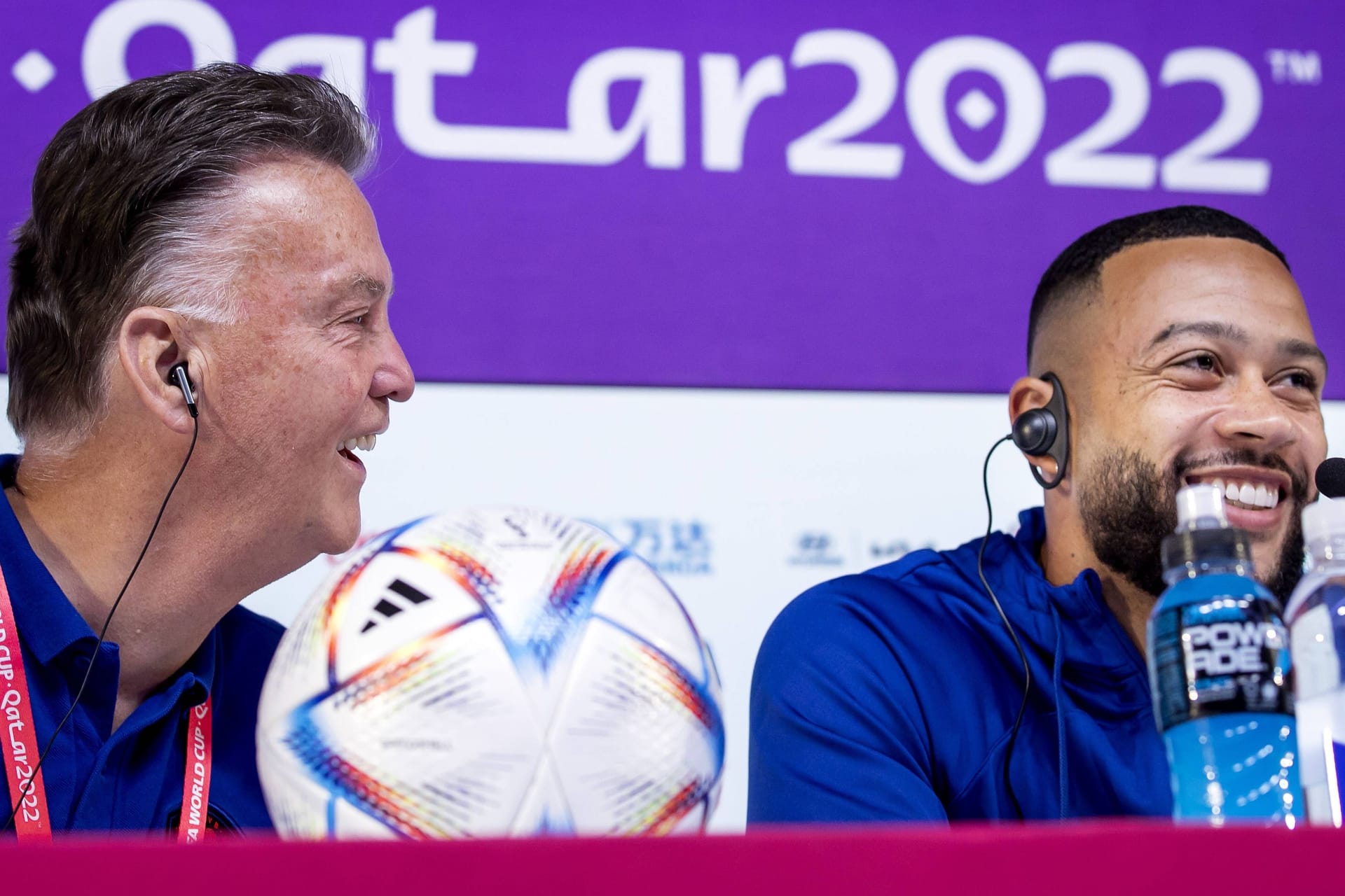 Louis van Gaal (l.) neben Spieler Memphis Depay: Der niederländische Trainer war auf der Pressekonferenz gut gelaunt.