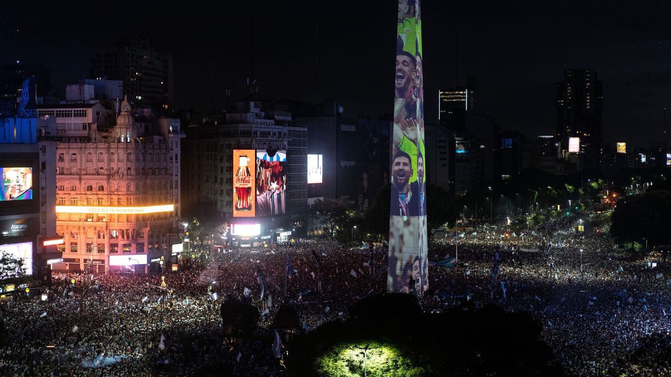Buenos Aires: Hunderttausende feierten in der Hauptstadt ausgelassen den Sieg der argentinischen Mannschaft.