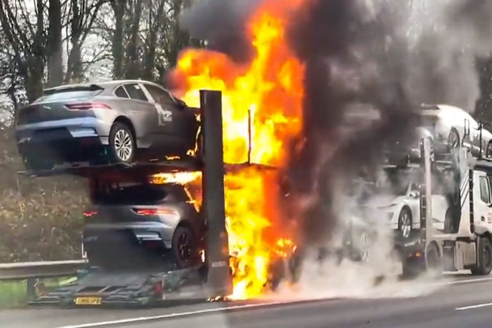 Auf einer Transporter brennen E-Autos von Jaguar.