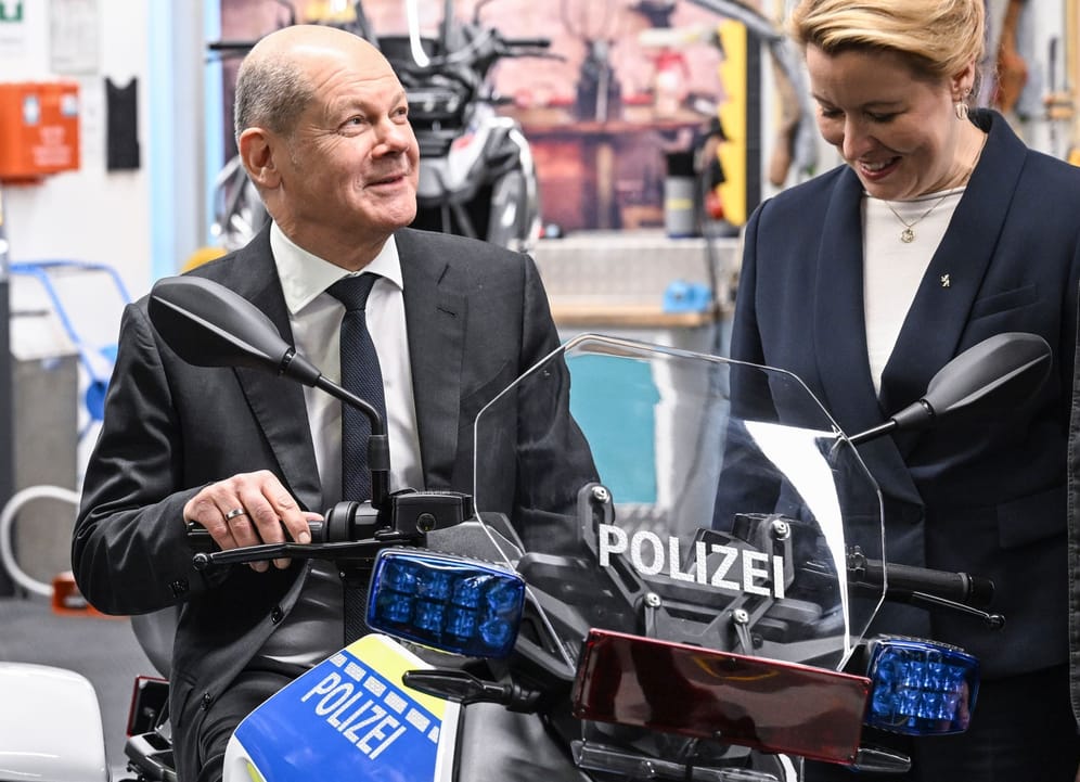 BMW-Motorradwerk in Spandau: Bundeskanzler Olaf Scholz (SPD) und Berlins Regierende Bürgermeisterin Franziska Giffey (SPD) waren am Montag zu Besuch.