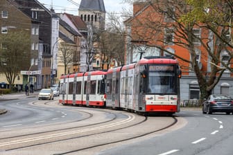 Eine Straßenbahn in Dortmund (Symbolbild): Am Samstagabend kam es zu einem Unfall.