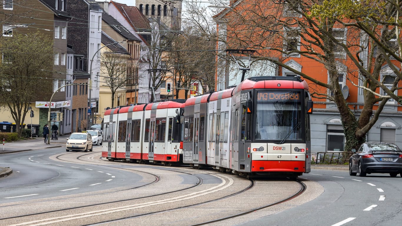 Eine Straßenbahn in Dortmund (Symbolbild): Am Samstagabend kam es zu einem Unfall.