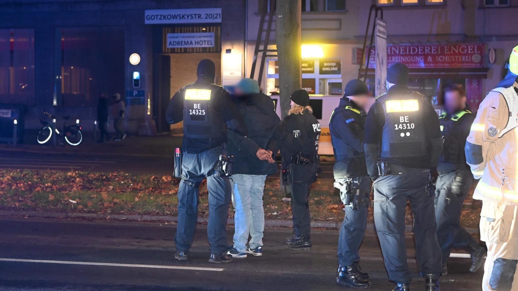 Eine Person in Handschellen: Insgesamt nahm die Polizei zwei Verdächtige fest.
