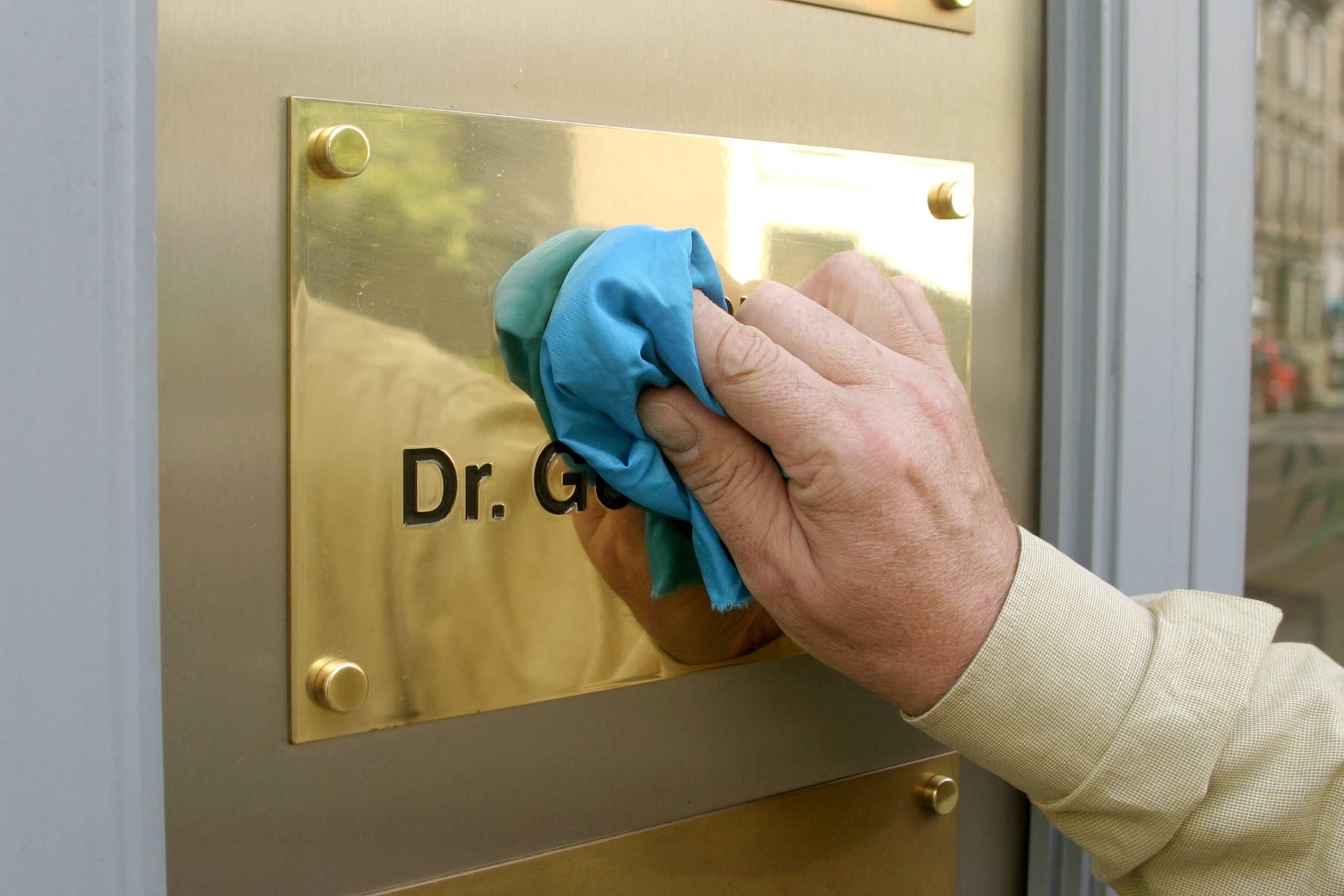 Poliertes Messingschild: Fürs Reinigen von Messing gibt es wirksame Hausmittel.