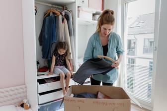 Kleiderschrank aufräumen: Wer sich mehr Platz im Kleiderschrank wünscht, kann Saisonware in Kisten und Beuteln zwischenlagern.