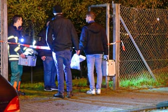 Sportplatz bei Friedrichsdorf-Köppern: Die Leiche wurde dort in einem Gebüsch gefunden.