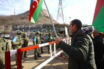 Aserbaidschanische Aktivisten gegen Moskaus Truppen: Kommt es zu einem neuen Krieg?