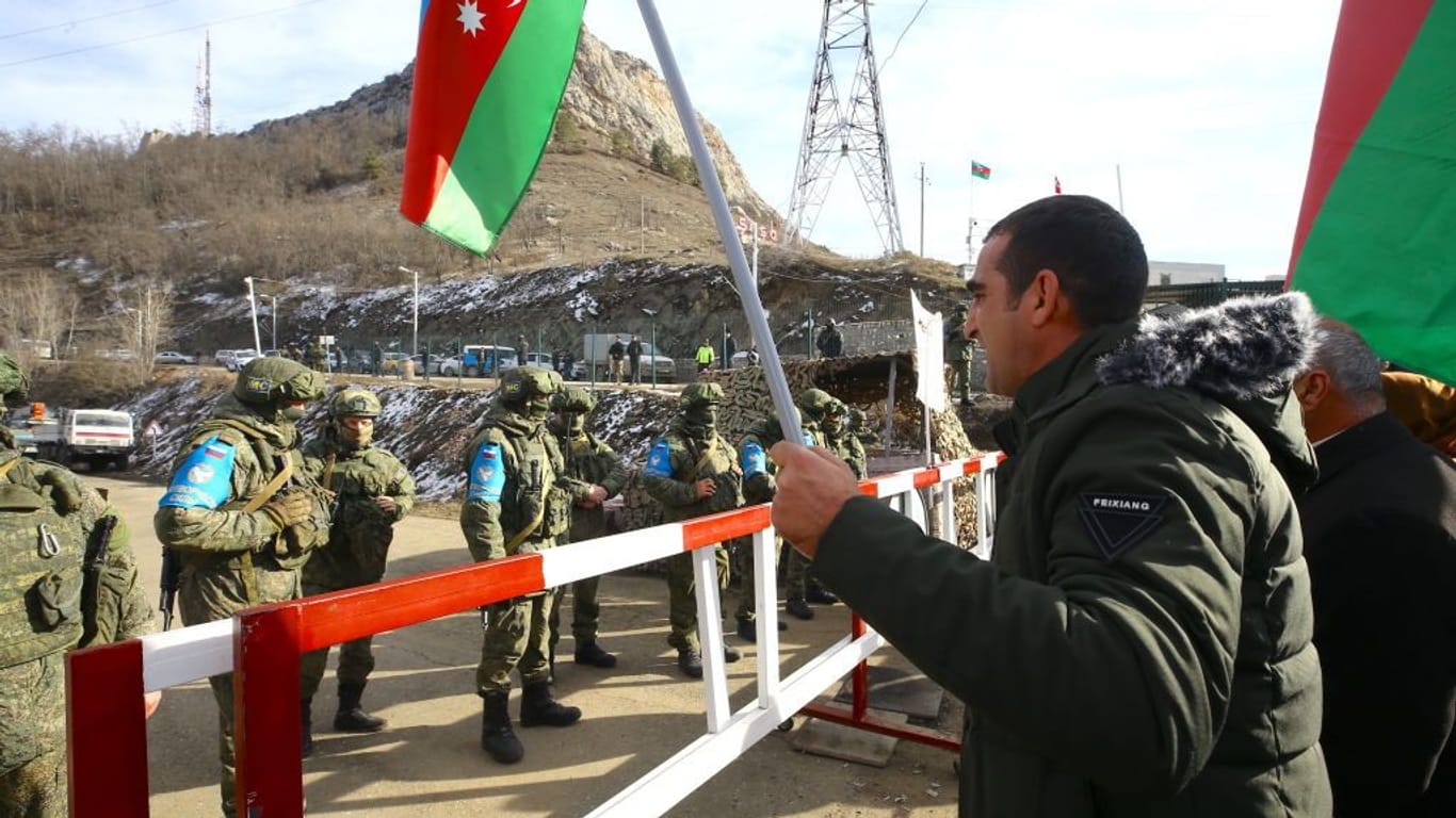 Aserbaidschanische Aktivisten gegen Moskaus Truppen: Kommt es zu einem neuen Krieg?