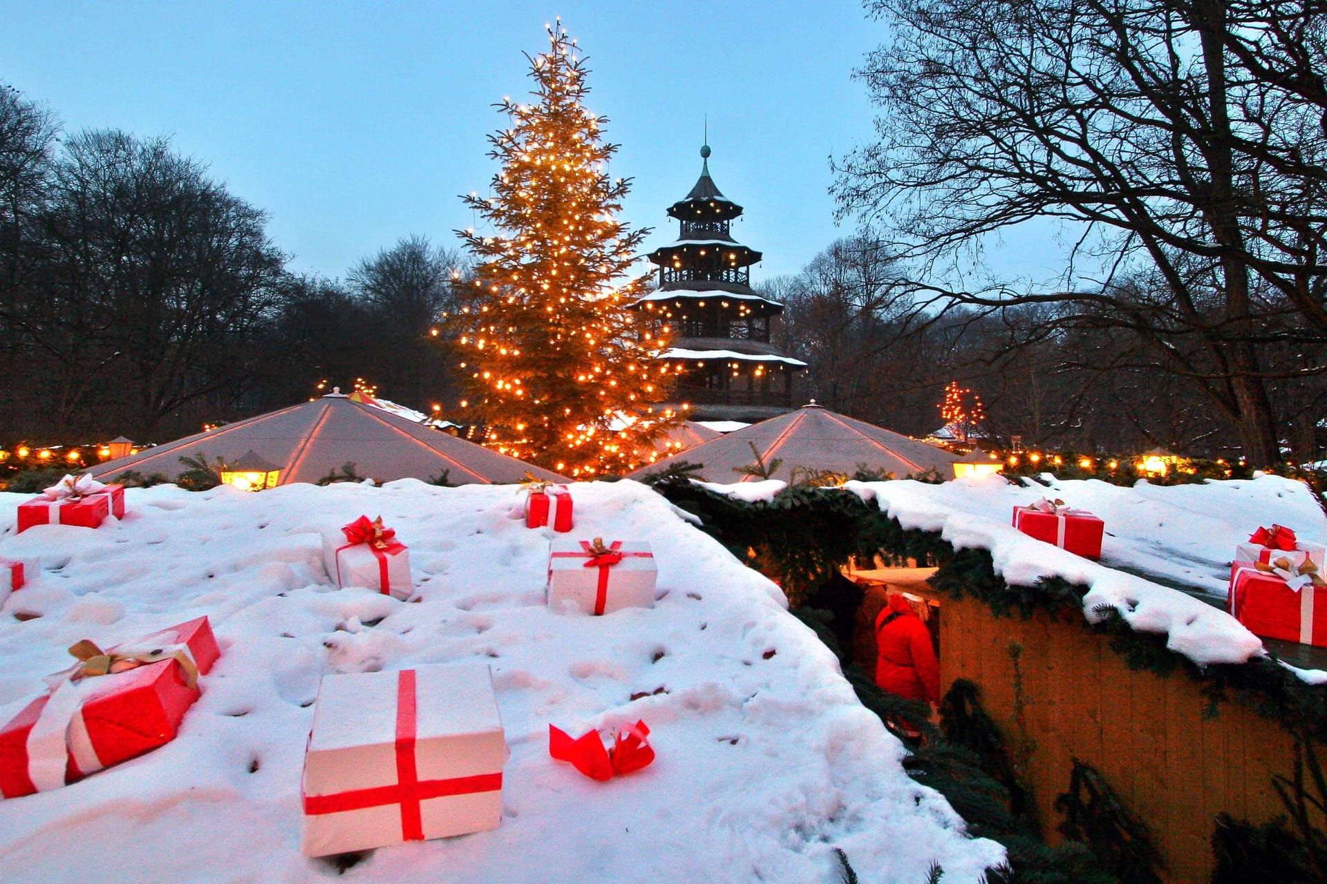 Geschenke auf den Dächern der Buden des Weihnachtsmarkts in München (Archivbild): In der bayerischen Landeshauptstadt gibt es jede Menge kreative Geschenke.