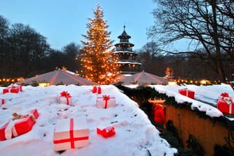 Geschenke auf den Dächern der Buden des Weihnachtsmarkts in München (Archivbild): In der bayerischen Landeshauptstadt gibt es jede Menge kreative Geschenke.